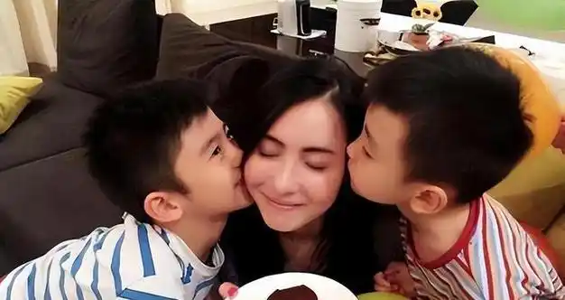 张柏芝大儿子恋上46岁女教练导致住院张柏芝无法接受