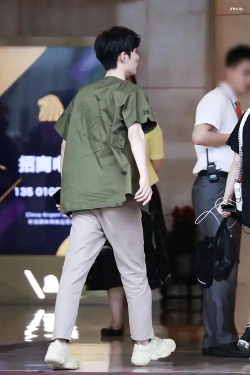 北京厦门(25凌晨到达)肖战这个转身回眸挥手,真的让人一眼万年只要