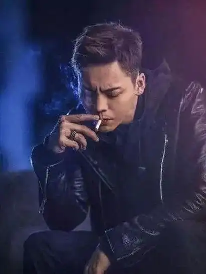 继王源之后,陈伟霆又被拍室内抽烟......明星抽烟真的有错吗?-爱妻自