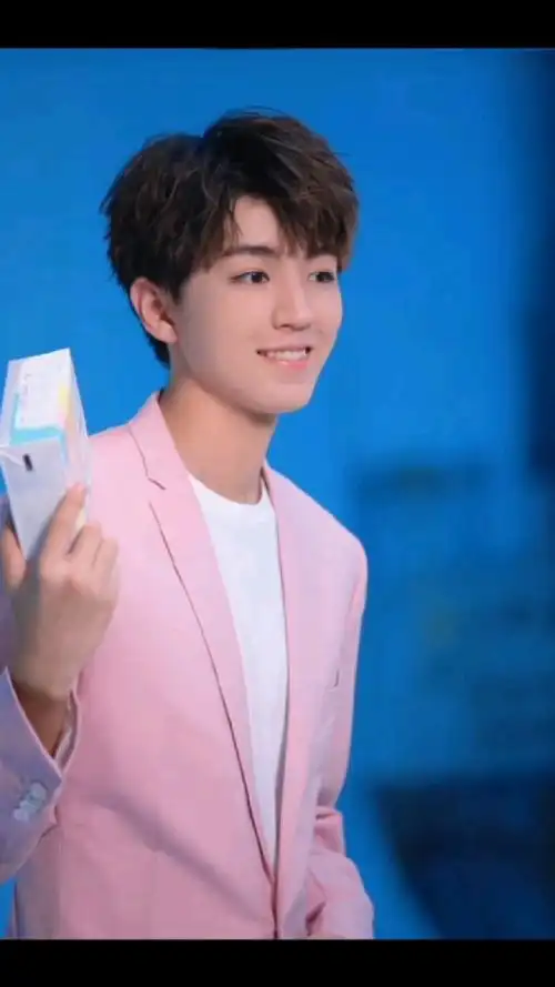 今天是粉色系的王俊凯,谁不说一句,小凯,好帅好帅-度小视