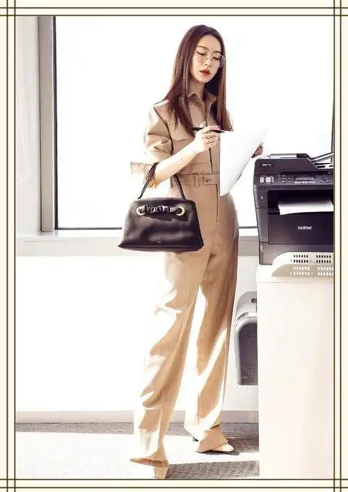 从预告片来看戚薇在剧中有很多职业装扮非常时髦