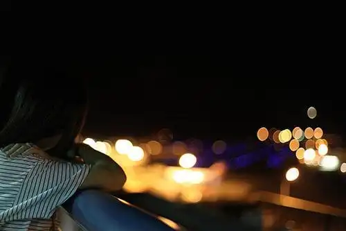 单独一个人去跋涉的,路再长再远,夜再黑再暗,也得独自默默地走下去