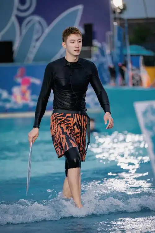 这身材,这身高男友力爆棚,给人满满安全感!#黄景瑜好高啊