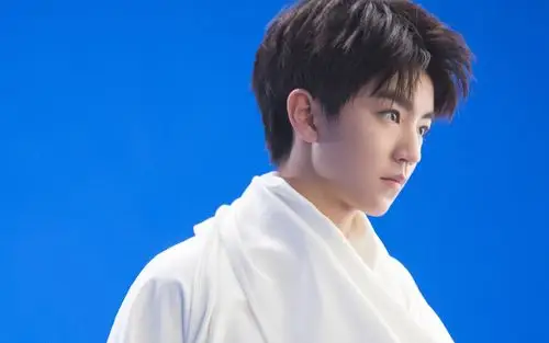 王俊凯白衣帅气写真图片桌面壁纸