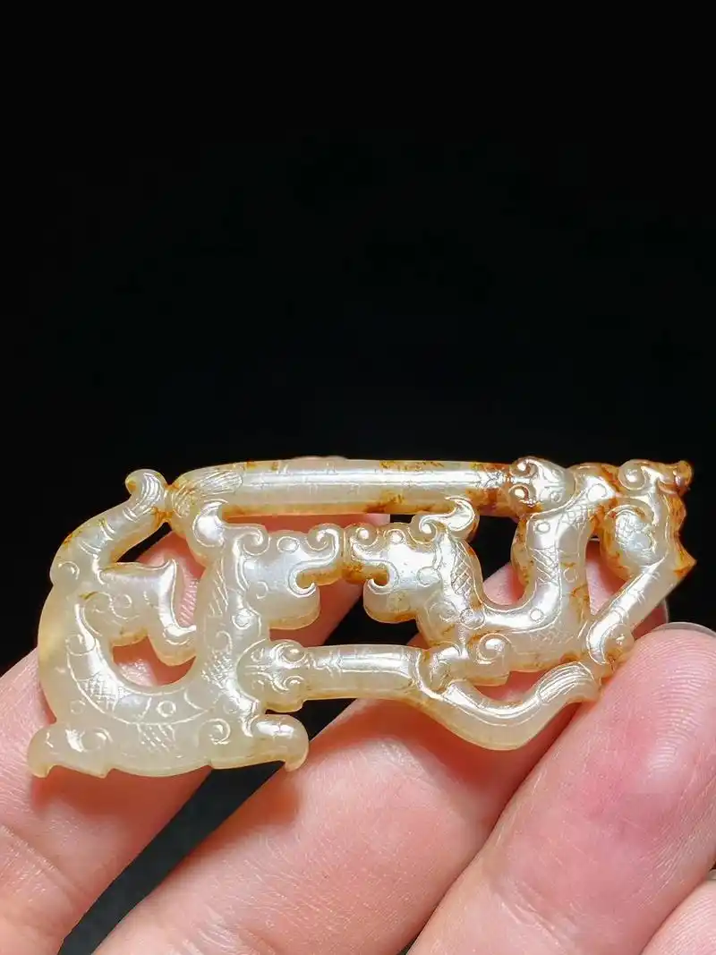 战国 和田玉籽料 白玉沁色 龙纹 玉珮  - 抖音