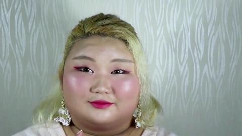 大圆脸丑女素颜没人敢娶, 化妆后变美女, 我都要心动了