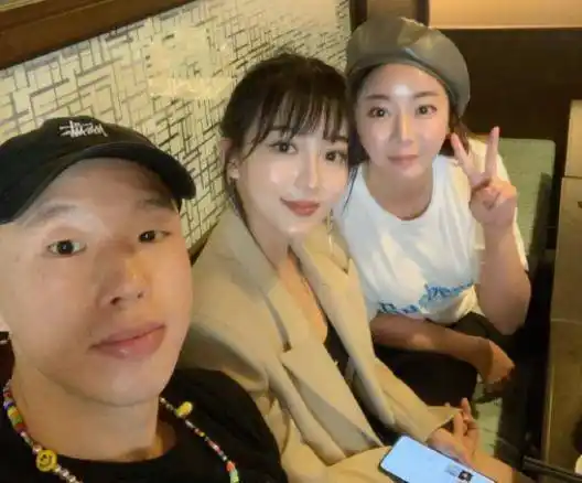 烧饼老婆晒闺蜜聚会照,被嘲是"整容姐妹",网友:脸像发面馒头_俩人_小