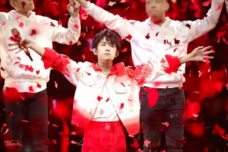 易烊千玺玊尔演唱会