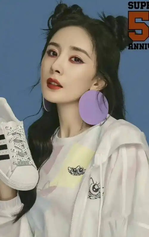 杨幂复工变成"哪吒",拍新策划大秀身材,新造型却被指装美_运动_风格