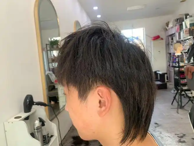 针对后面头型扁,脖子瘦搭配摩根烫立体感十足#男发发型  #狼尾  #摩根