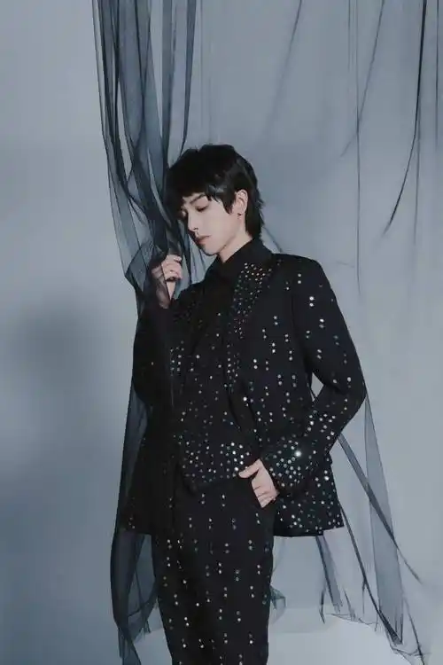 华晨宇出道九周年音乐会造型写真释出 黑衣王子高冷帅气有型_华晨宇