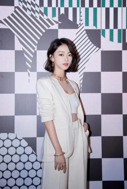 吴谨言大胆尝试月光白抹胸套装,温柔优雅又飒爽大气,御姐范十足!