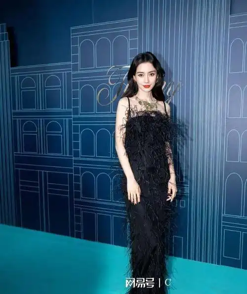 angelababy穿黑色礼服出席活动, 她的身形显得十分单薄|杨颖|女明星