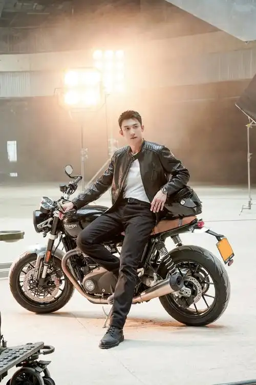 分享一组压箱底的机车大佬瑜(ps:请忽略最后一张)黄景瑜超话@johnny