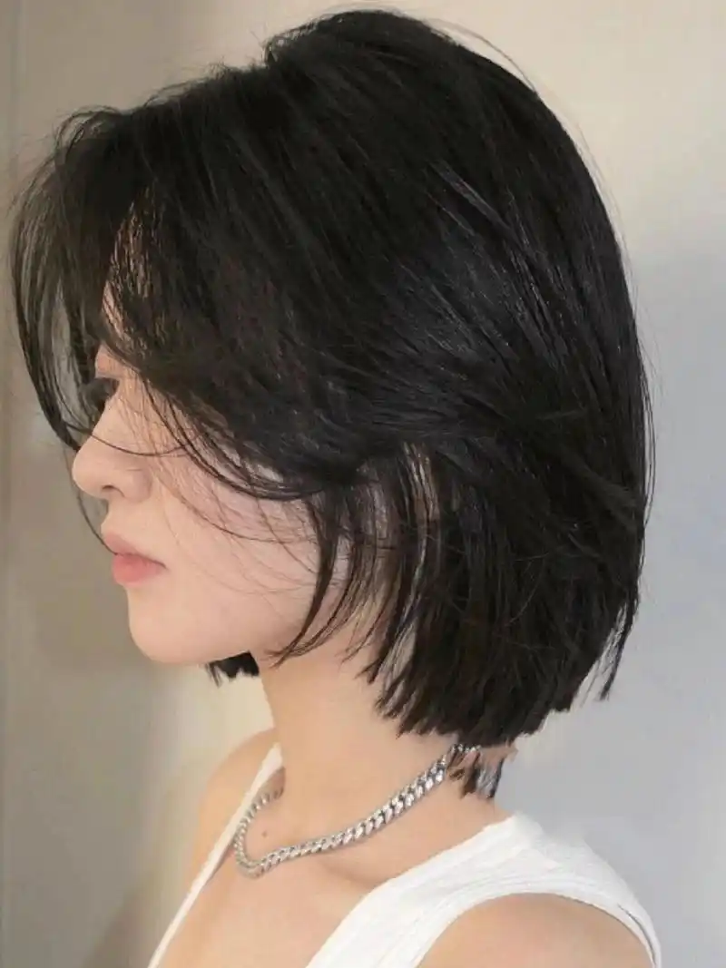 八字刘海层次感柔美短发—突显个性,彰显时尚 这款八字刘海层次感的