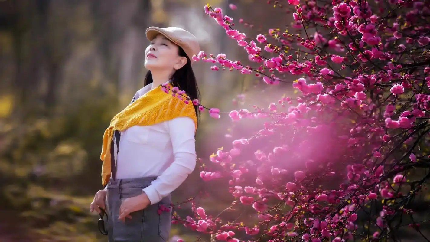 艾伦思摄影工坊出品#环境人像摄影作品#花开时节随拍#高端时尚 - 抖音