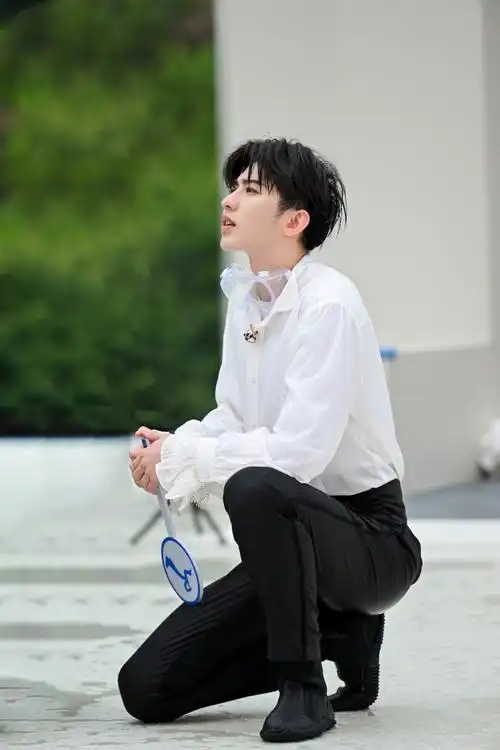 蔡徐坤晒奔跑吧剧照说今晚见##蔡徐坤说奔跑吧今晚见##奔跑吧蔡徐坤