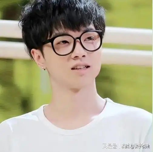 华晨宇的心受到了很大的打击,很多人并不知道华晨宇从小父母就离婚.