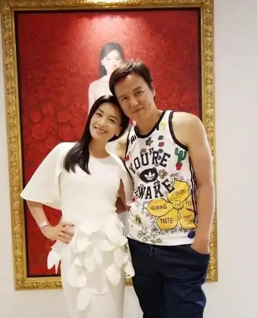 明明年纪相差不大,却看着像两代人,这4位女星把"老公熬成爹"