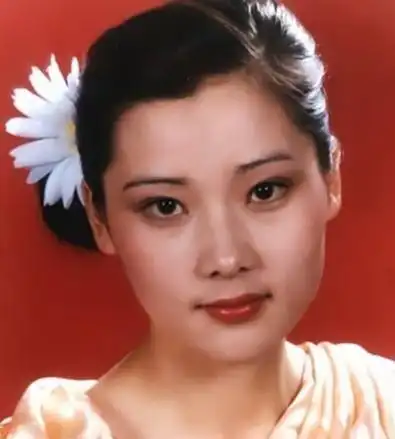 何赛飞出席上海国际电影节,皮肤松弛脸有皱纹但风韵不减.