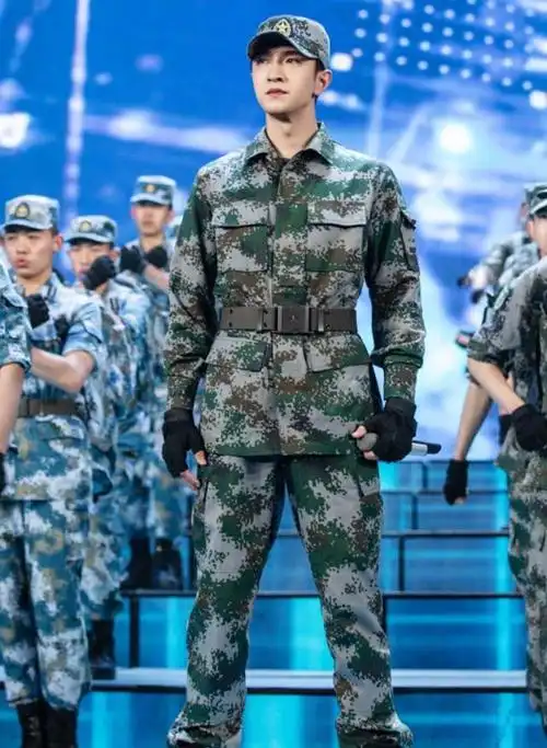 有一种帅气叫金瀚又穿军装,化身"九头身美男",老爹鞋贼亮眼!_网易订阅