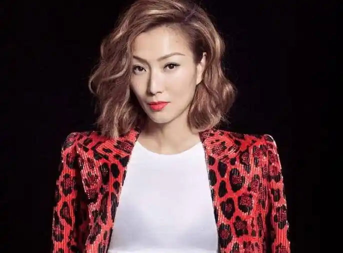 郑秀文晒照分享穿搭引争议,许久未见,凌乱发型太抢镜了!