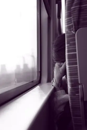 窗拍坐在高铁前座的陌生女孩