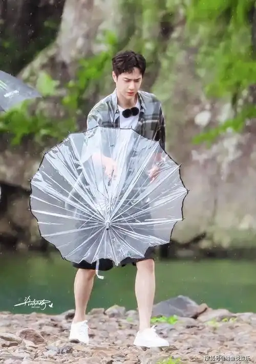 在草地上,一头干净利落的短发看着非常舒服,怪不得大家都喜欢王一博