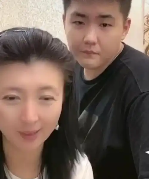闫学晶带着自己和林越的儿子和马明东结婚后,马明东对他们的儿子也有