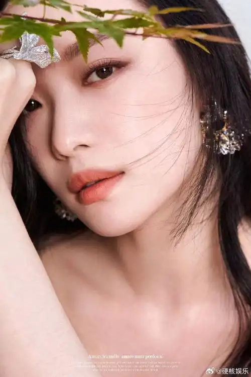 倪妮鎏金抹胸裙