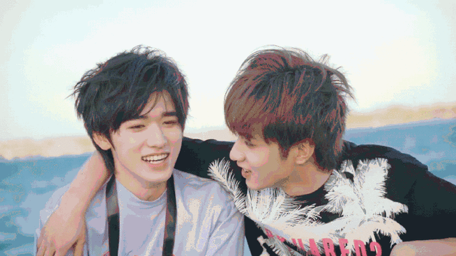 宋亚轩刘耀文对视##宋亚轩刘耀文一对视就笑