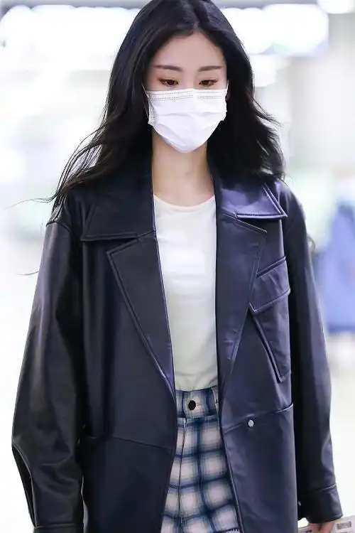 张碧晨的机场私服好显气质,"怼脸拍"都不怕,廓形皮衣真显个性