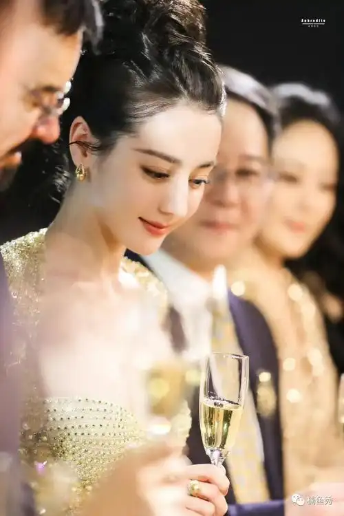 这是什么神仙颜值迪丽热巴穿晚礼服参加活动玲珑身段好美丽