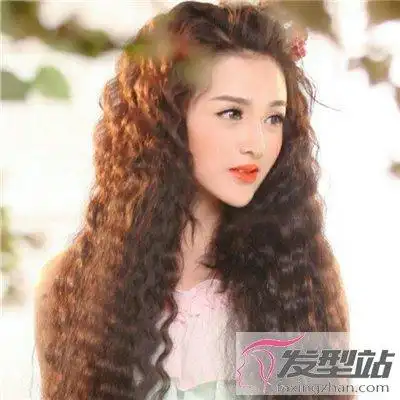 螺丝烫小卷发型 洋气烫发张扬自我