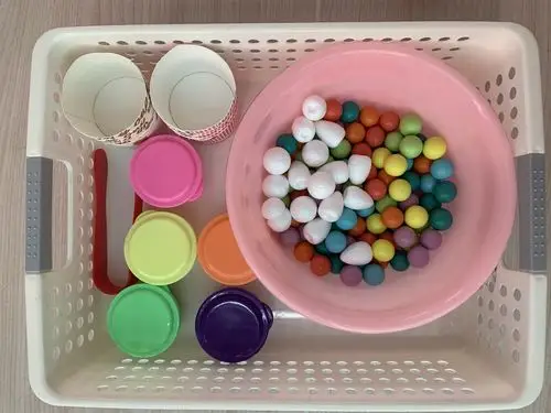 如何提供适宜的材料让娃娃家游戏更有趣?