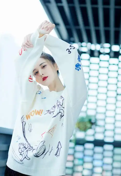 女演员古力娜扎软萌可爱私服写真