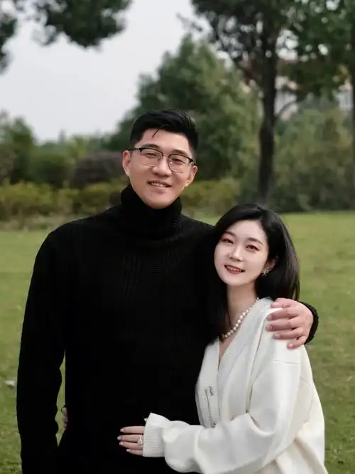 长相一般的奔四老夫妻合照甜炸朋友圈