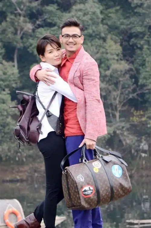 刘涛不怕老公吃醋!露肩裙展丰腴身姿,抱抱杨烁超开心.