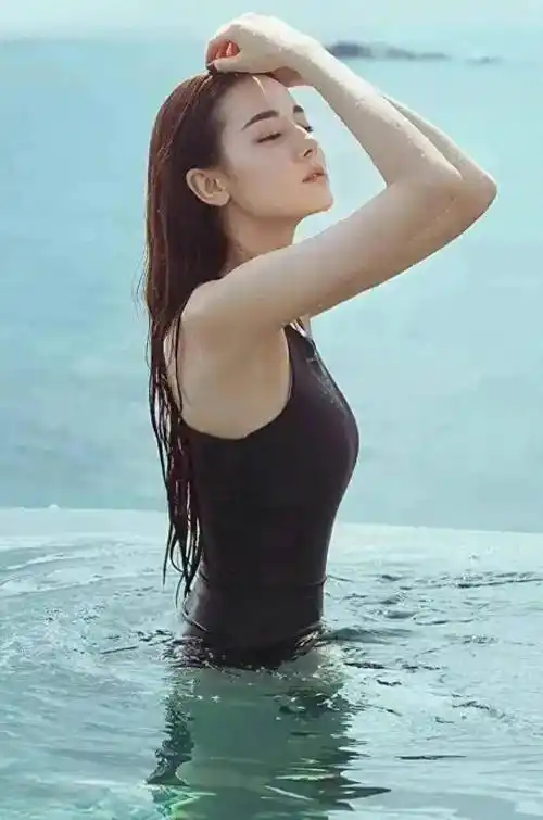 湿身更美迪丽热巴海边性感泳装让人心动