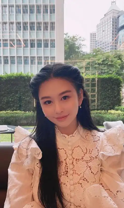 张艺谋女儿和邱淑贞女儿合体登封张末气场全开沈月名媛范十足