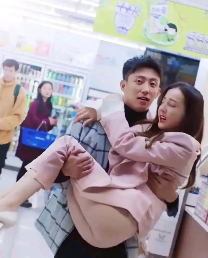 在超市"公主抱"迪丽热巴,痞帅痞帅的,热巴尽显好身材.