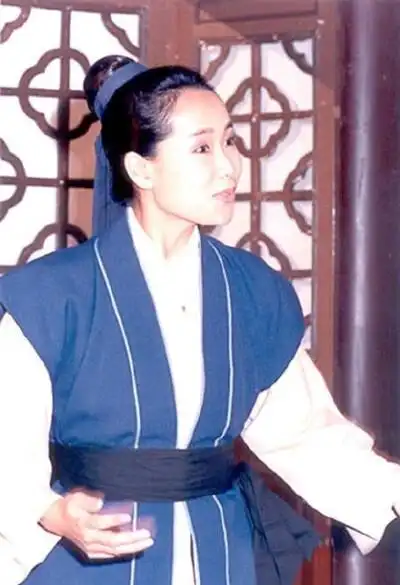 新人物是许仙的娘,而扮演者不是别人,正是二十年前许仙的扮演者叶童