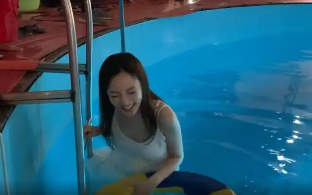 李小璐穿吊带白裙录水中mv,镜头突然放入水底,还好只有3秒