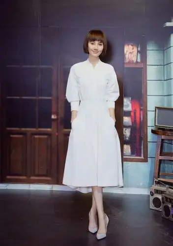 被袁泉惊艳到了,烂大街的卫衣也能穿出高级感,41岁依旧气质出众