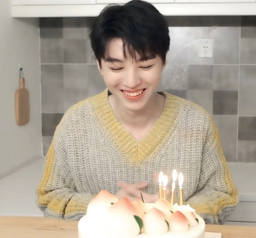 王俊凯虽然马上22岁,内心还有小孩子的一面,工作室四周年买了一个蛋糕