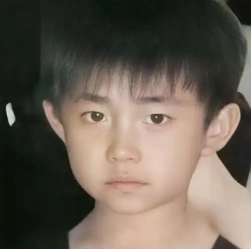 易烊千玺压腿旧照