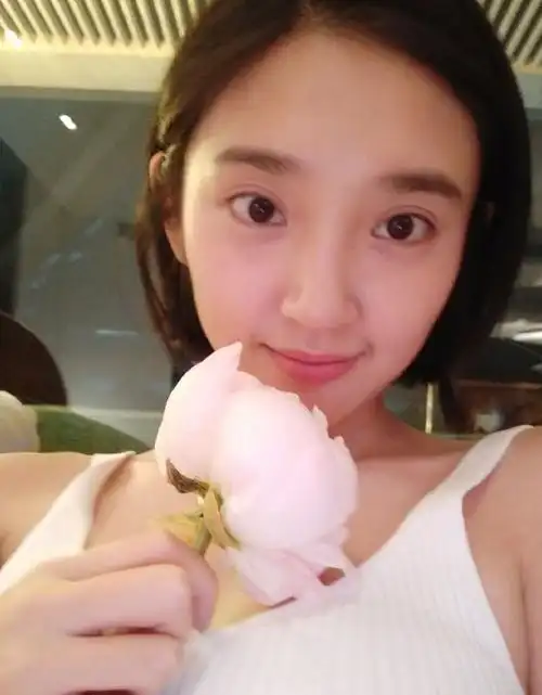 唐艺昕手持鲜花甜美素颜自拍图片