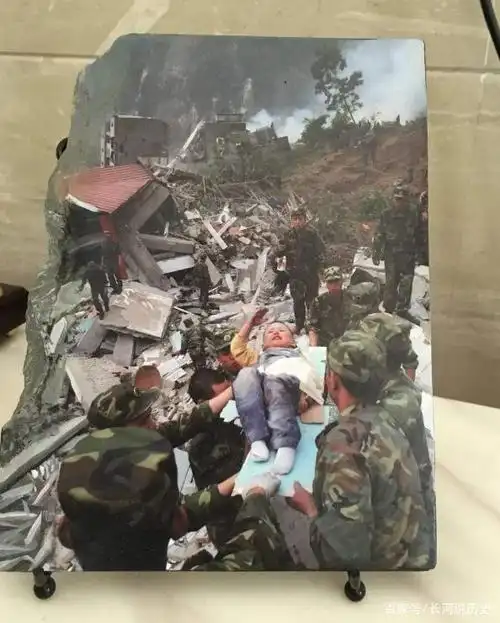 2008年,当年汶川地震中被救起的"敬礼男孩",如今现状如何?