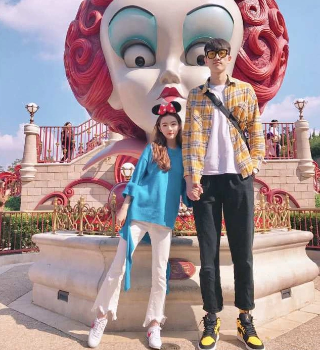 "最萌身高差"情侣走红,男生208女生168,网友:一秒变"矮子"