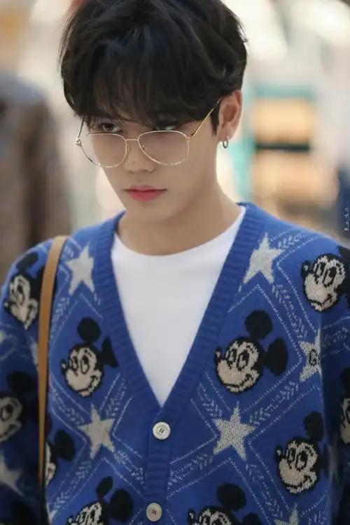 林彦俊蓝色米奇开衫